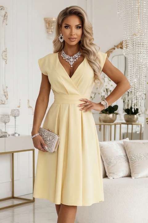 SCARLETT rozkloszowana sukienka midi z kopertowym dekoltem i paskiem - masełkowy żółty